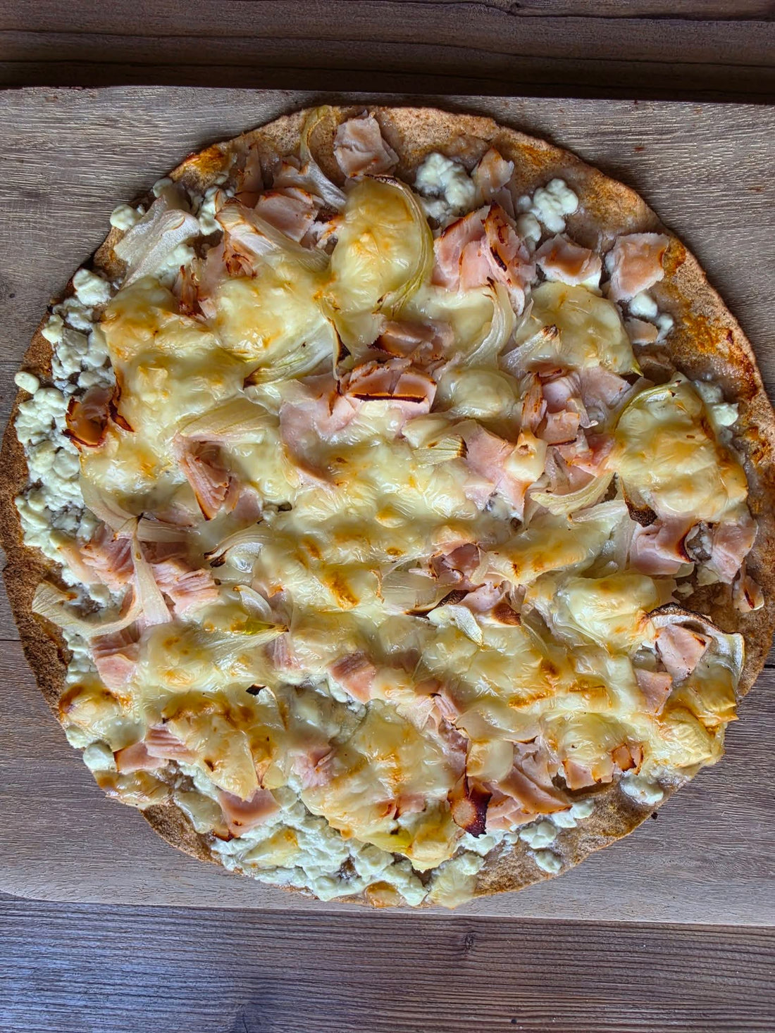 Lažni Flammkuchen s integralnom tortiljom, zrnatim sirom i šunkom – 390 kcal